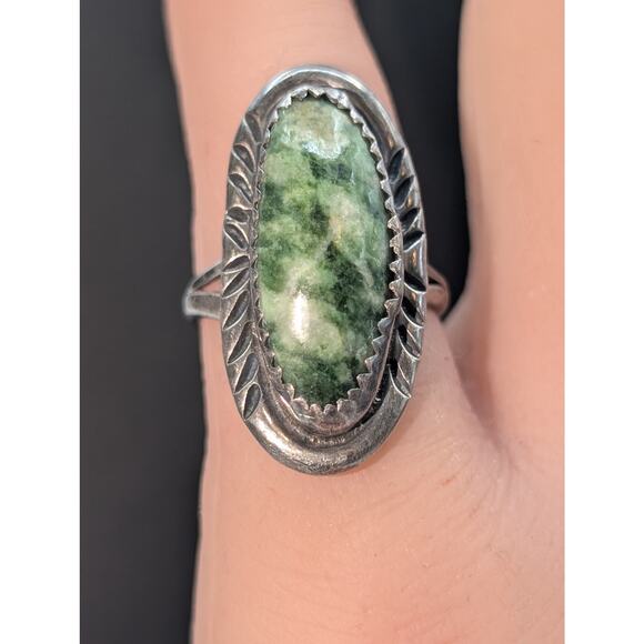 Vtg Southwestern Unmarked 925 Sterling Silver Oblong Green Stone Ring Size 5.25 - Picture 6 of 6